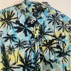 Print  quicksilver shirt one pocket in front perfect condition